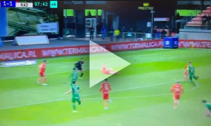 97 minuta meczu, wynik 1-1, Termalika rusza z kontrą i.... xD [VIDEO]